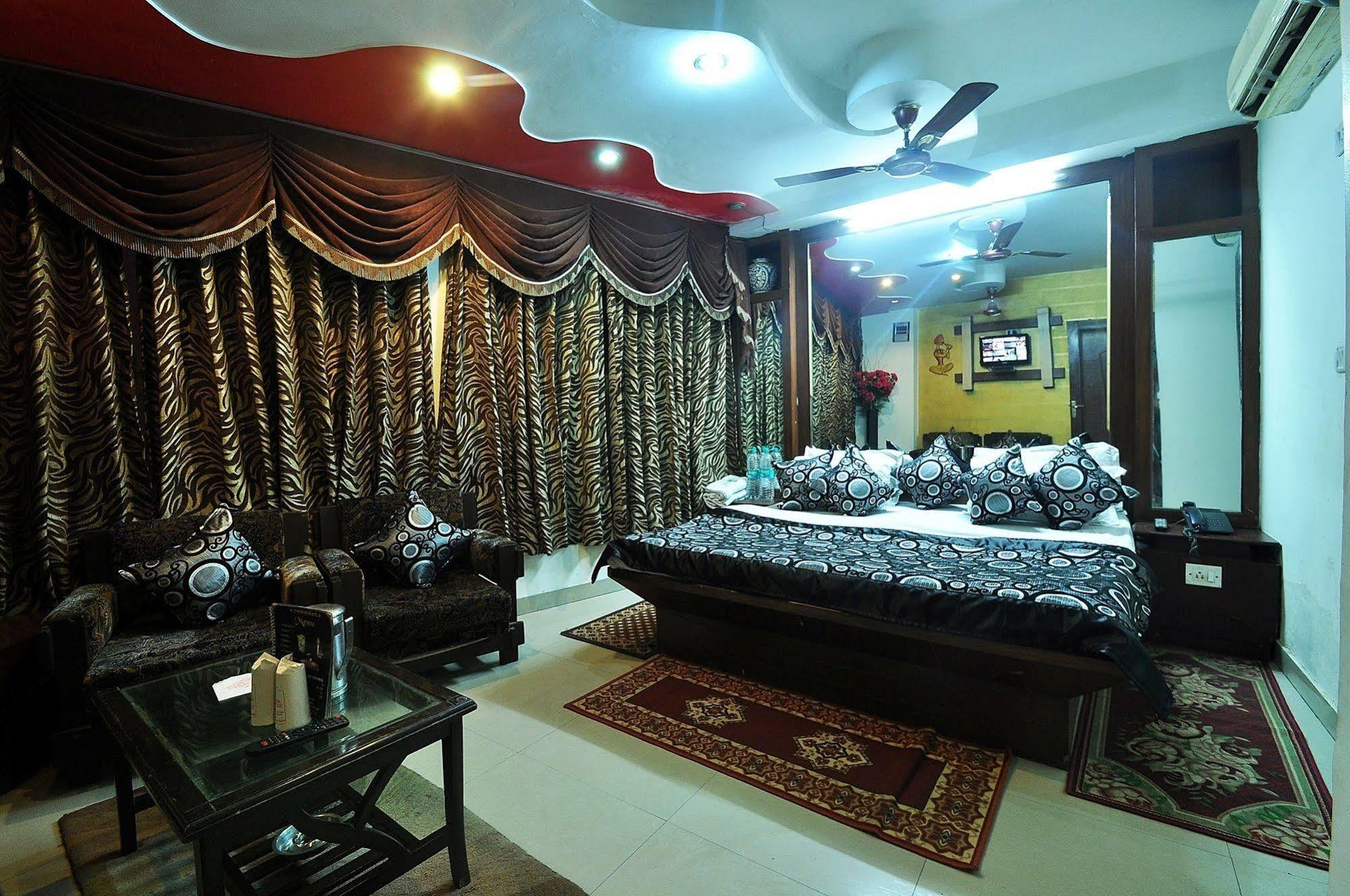 Oyo 27156 Roma Dx Hotel Ню Делхи Екстериор снимка