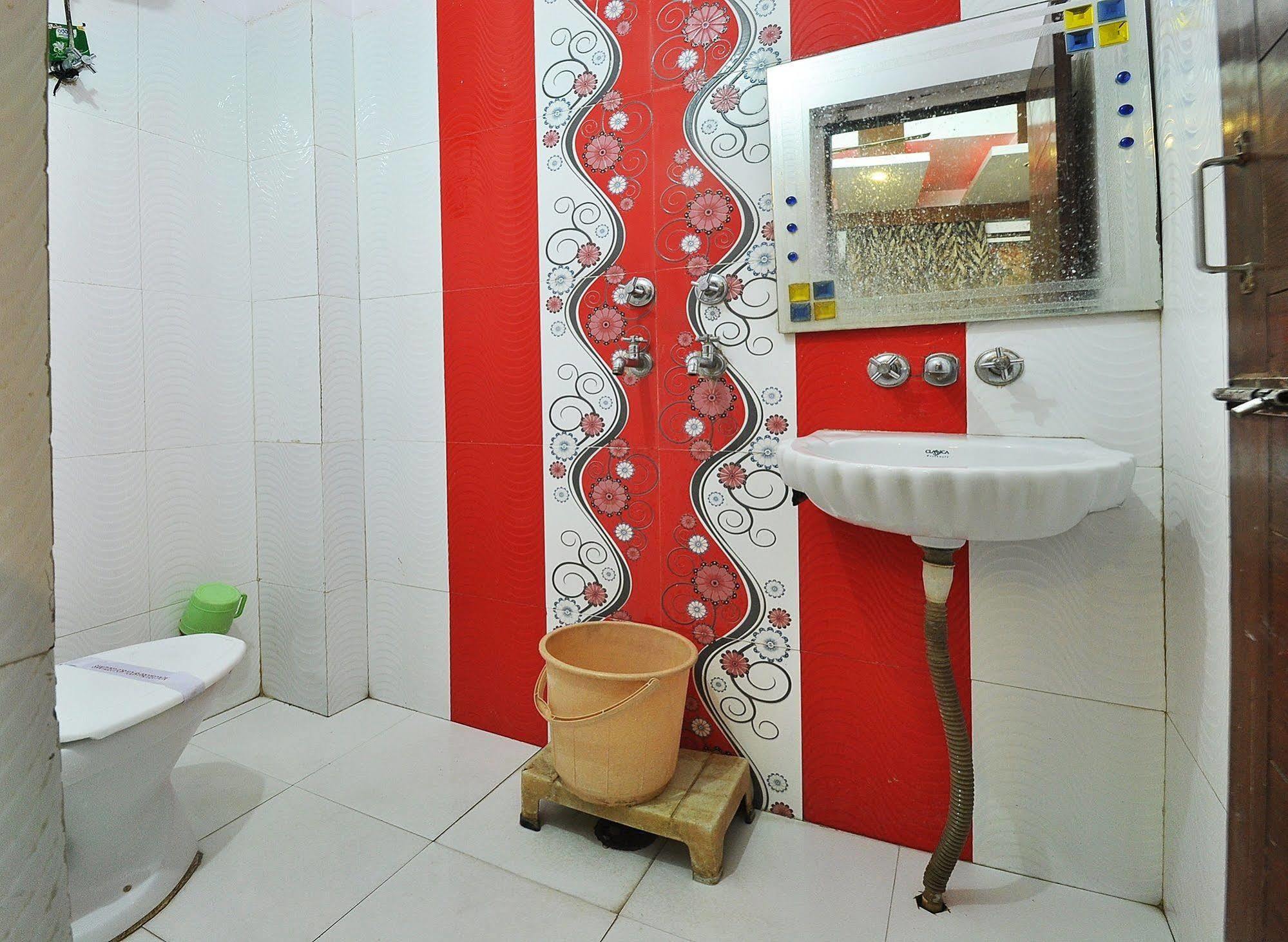 Oyo 27156 Roma Dx Hotel Ню Делхи Екстериор снимка