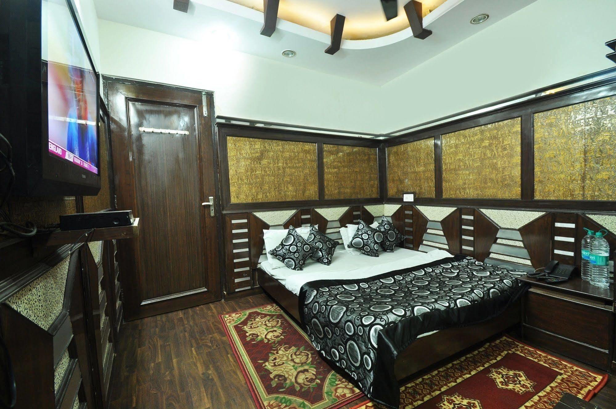 Oyo 27156 Roma Dx Hotel Ню Делхи Екстериор снимка