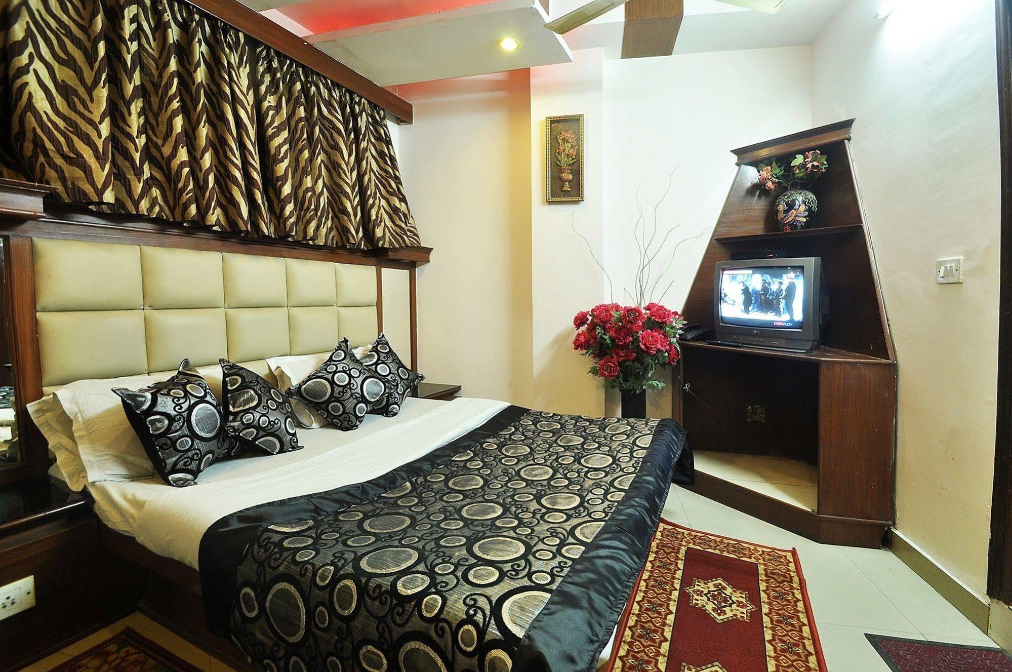 Oyo 27156 Roma Dx Hotel Ню Делхи Екстериор снимка