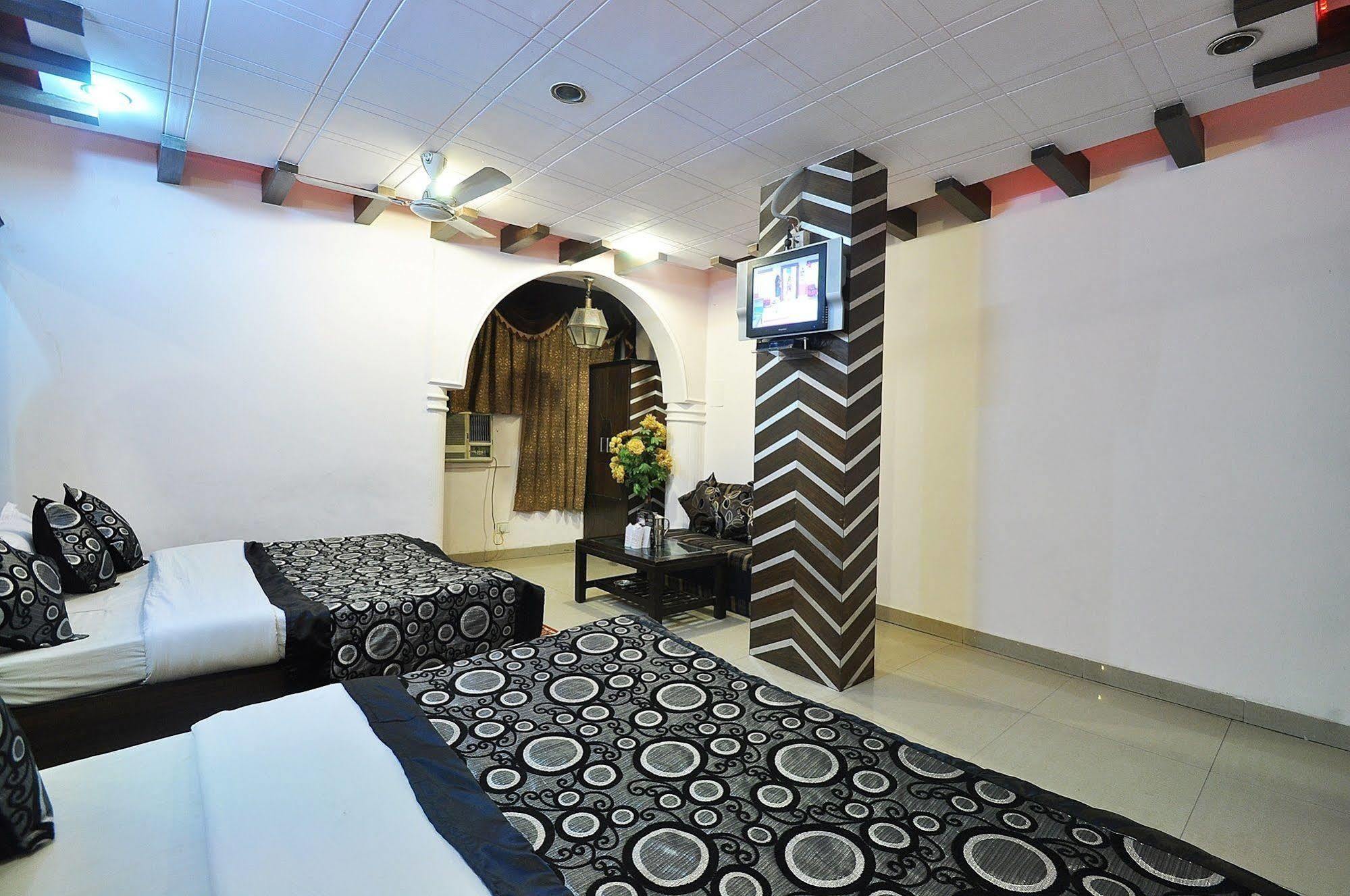 Oyo 27156 Roma Dx Hotel Ню Делхи Екстериор снимка